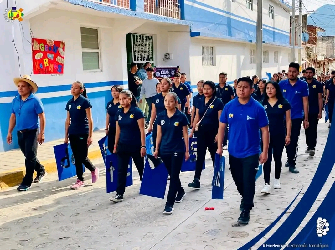 Estudiantes de Ingeniería Informática en el laboratorio