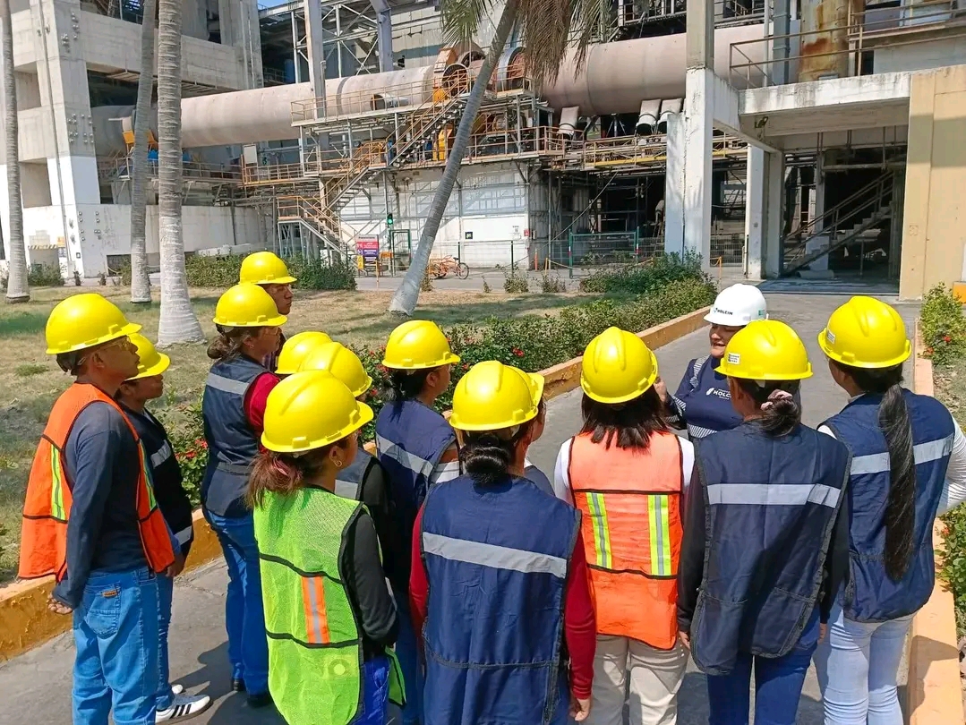 Estudiantes en muestreo de agua